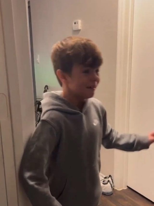 दरवाजा खोलते ही मिला बड़ा सरप्राइज, खुशी से फूटकर रोया मासूम, VIDEO