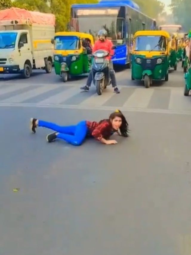 सड़क पर लेट- लेटकर नाची लड़की, रेड लाइट पर रुका रहा ट्रैफिक, VIDEO