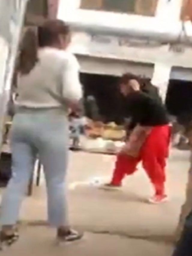 बीच सड़क लड़कियों में चले लात-घूंसे, लड़के के चक्कर में मचा बवाल, VIDEO