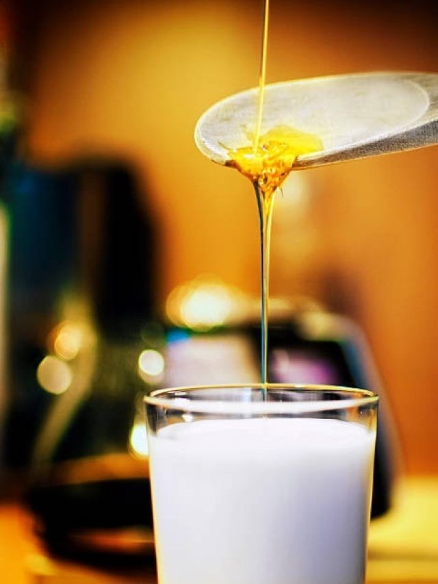 सर्दियों में जरूर पिएं दूध में डालकर ये चीज, इन दिक्कतों से रहेंगे बचकर