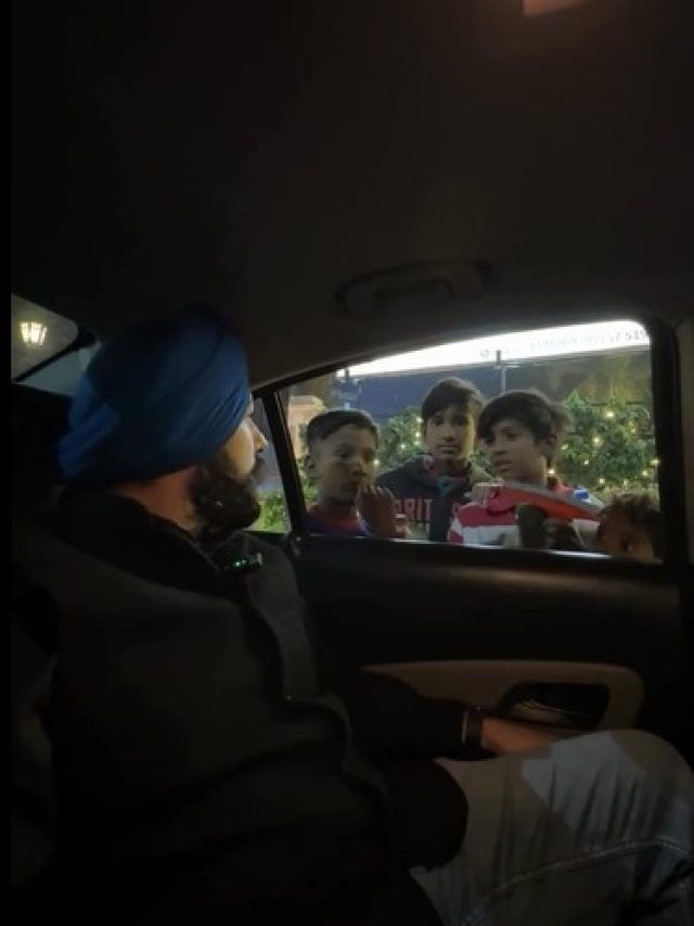 'रोटी खानी है...', सड़क पर बच्चों को बात सुन शख्स ने किया दिल छू लेने वाला काम