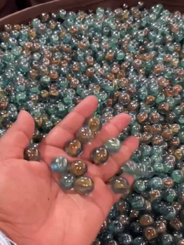 कभी कंचे बनते देखे हैं? टूटे ग्लास से यूं बनाए जाते हैं मार्बल्स,VIDEO