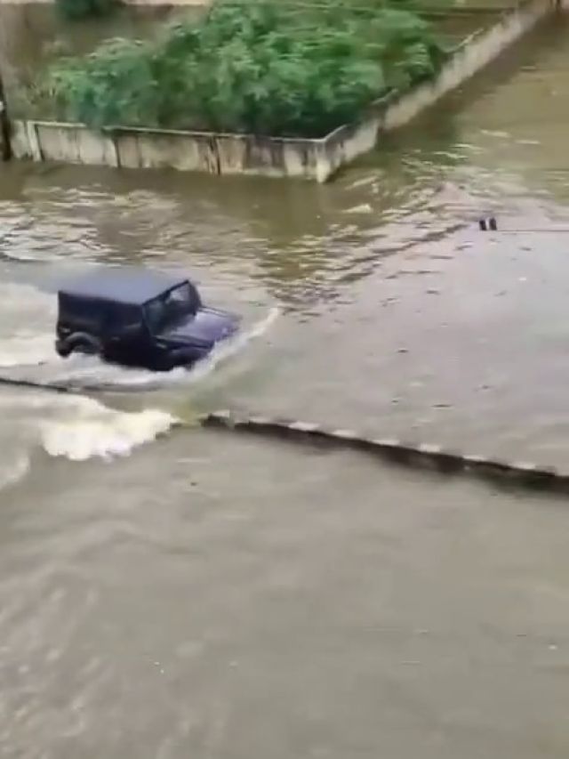 बोनट तक डूबी गाड़ी...बाढ़ के पानी के बीच से निकली THAR! आनंद महिंद्रा ने शेयर किया VIDEO