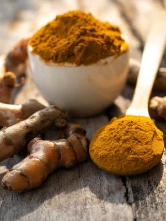 खाने में ज्यादा हल्दी हो सकती है खतरनाक, ये लोग दें खास ध्यान