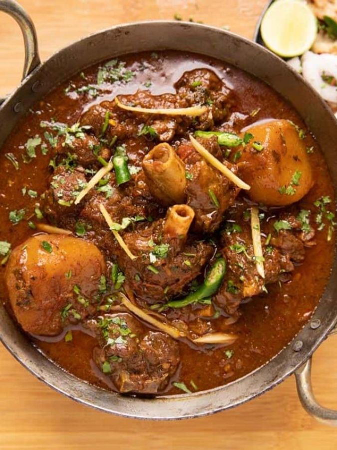 Uning yuziga uning mushuk ishqalab Yalangoch, külotsiz xalatda