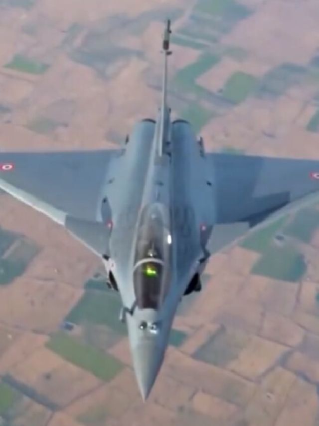 फ्लाई पास्ट में राफेल का दम, गणतंत्र दिवस पर आसमान में विमानों का करतब, देखें VIDEO