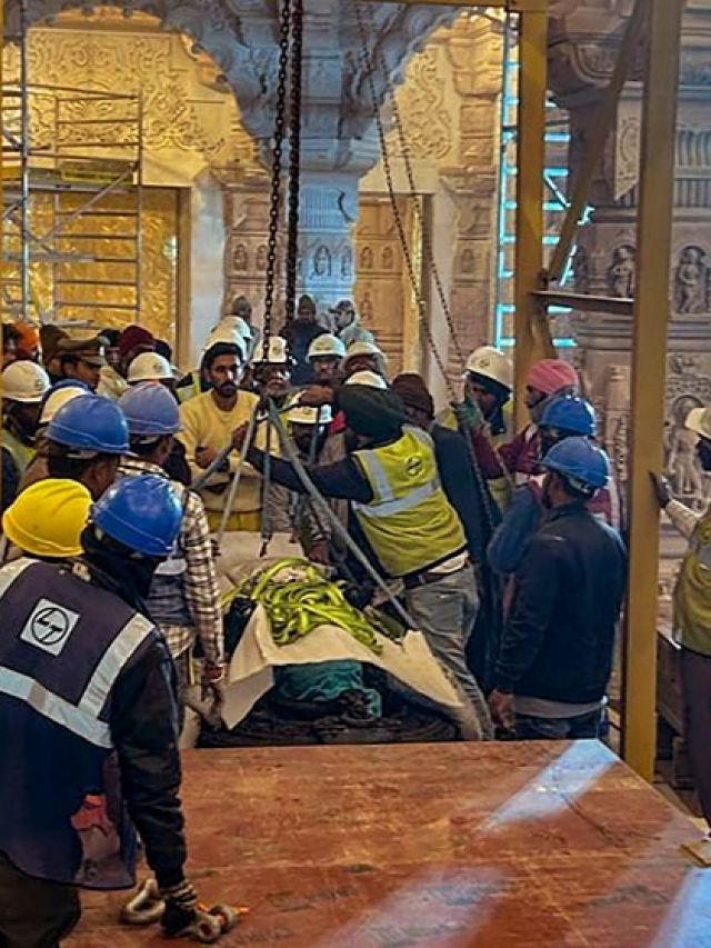 पहले ट्रक फिर क्रेन... कड़ी सुरक्षा में राम मंदिर पहुंची रामलला की मूर्ति, देखें वीडियो