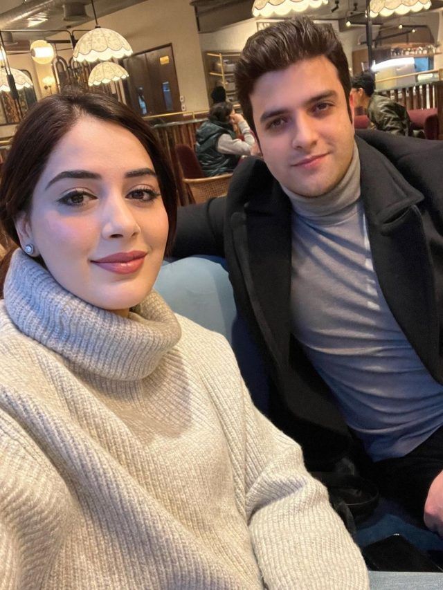 'गुड न्यूज कब देंगे...', IAS अतहर ने दूसरी वाइफ के साथ शेयर की स्टाइलिश फोटो तो फैंस बोले