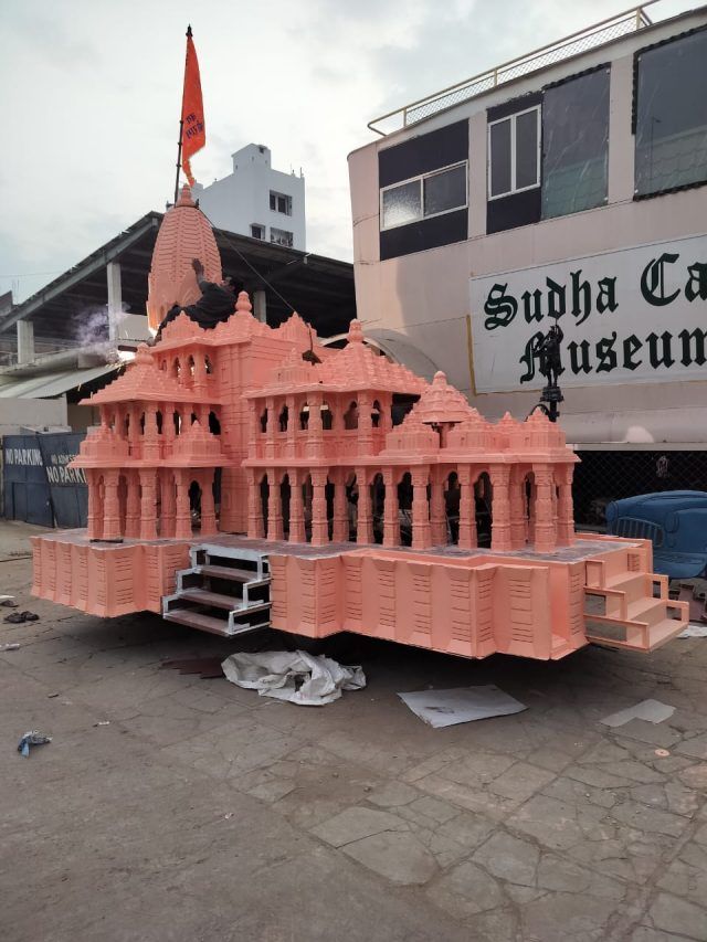 पहियों पर 'राम मंदिर'! शख़्स ने हूबहू बनाई कार, देखें VIDEO