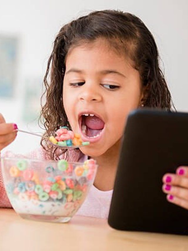 বাচ্চাকে মোবাইল দেখিয়ে খাওয়ানো ক্ষতিকর, জানুন এই অভ্যাস ছাড়ানোর উপায়