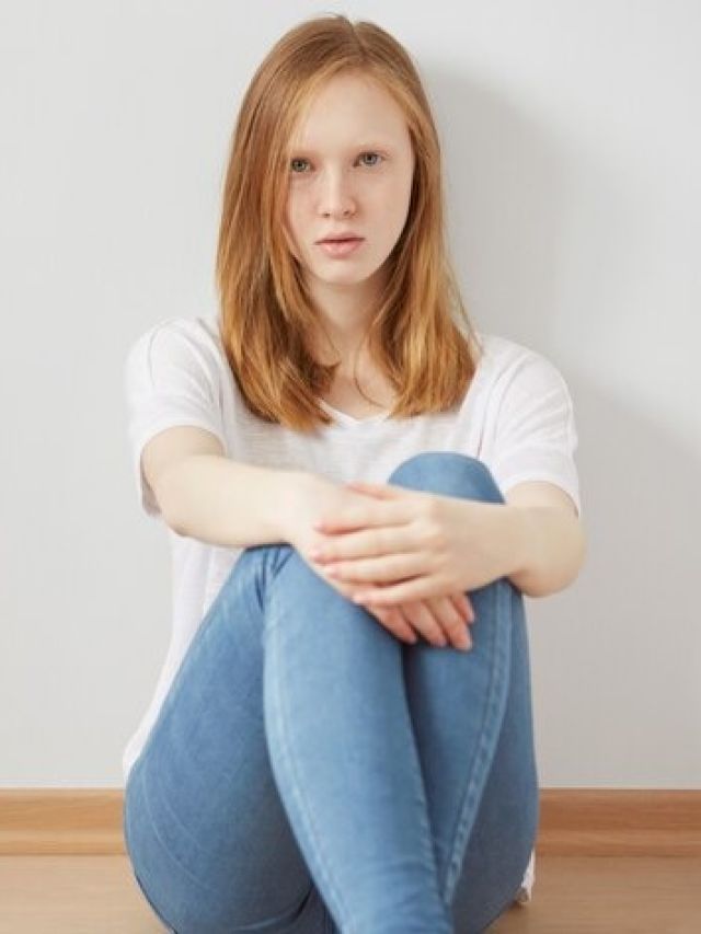 क्या आप भी अकेलेपन से डरते हैं? इन लक्षणों से करें पहचान