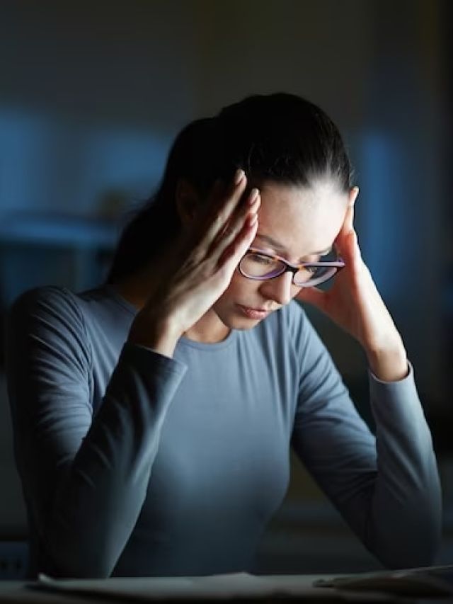 क्या आपको भी दिमाग पर बोझ महसूस होता है? ये लक्षण दिखें तो हो जाएं सतर्क