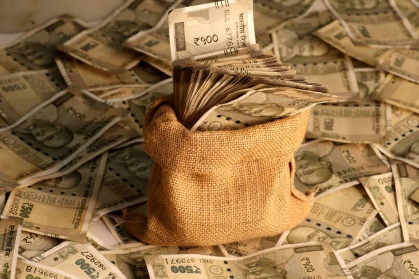 સુખ અને સમૃદ્ધિ માટે આ વાસ્તુ ઉપાયો અપનાવો, તમારું ઘર ધનથી ભરાઈ જશે ખચોખચ 3 घर की इस दिशा में कभी पैसा नहीं रखते अमीर लोग, गरीबी रहती है कोसों दूर - Vastu tips rich people never keep money in wrong direction of house upay for money