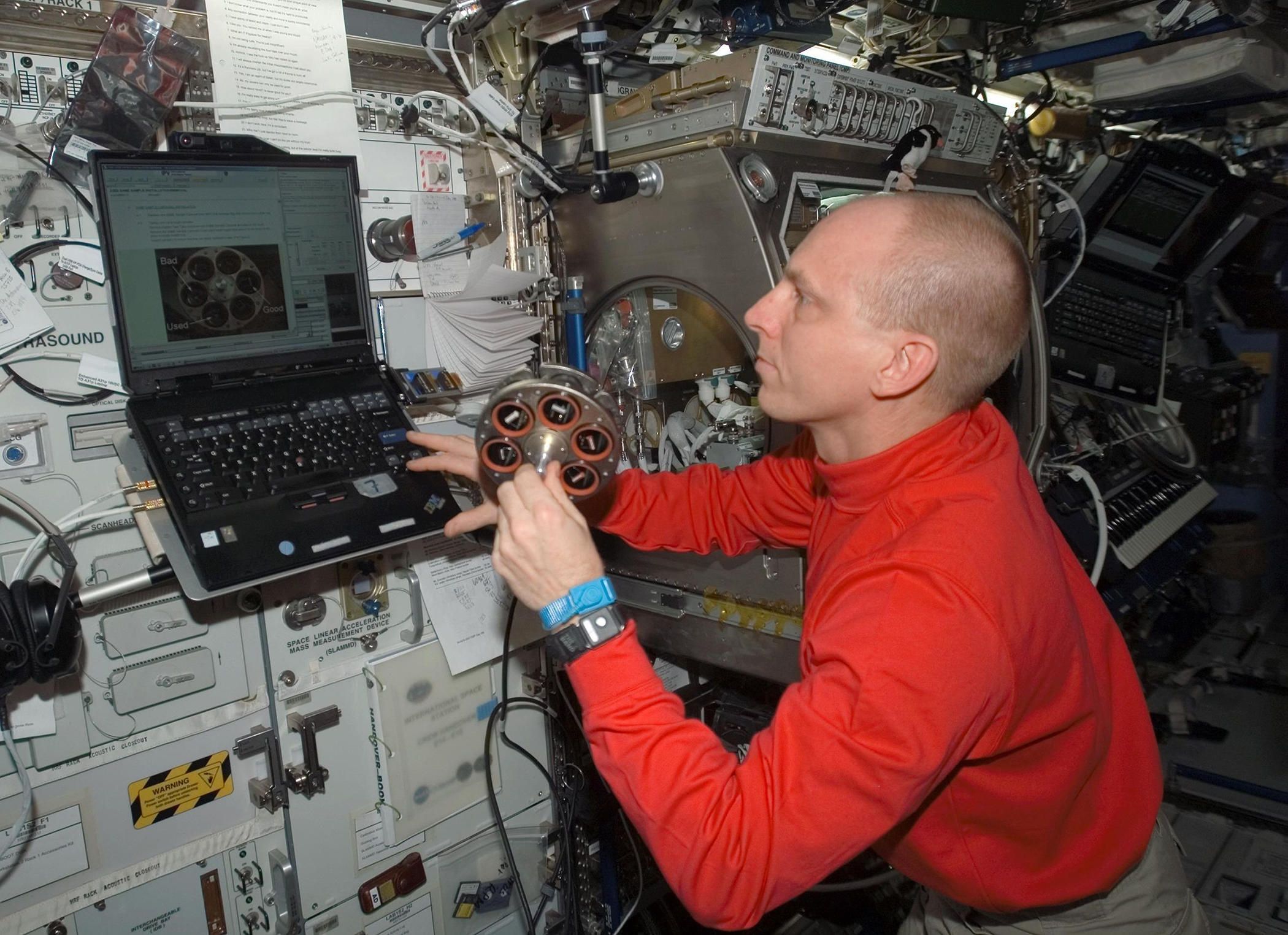 18el002 astronautsampleholder ame experimentnasa image