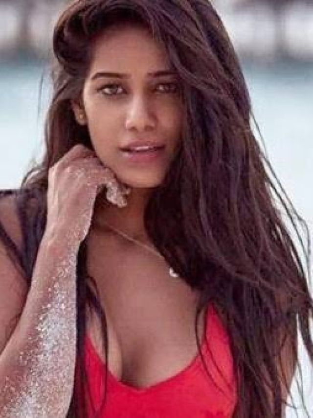 KKR IPL চ্যাম্পিয়ন হওয়ার পরে পুনম নগ্ন হয়েছিলেন, মনে আছে?