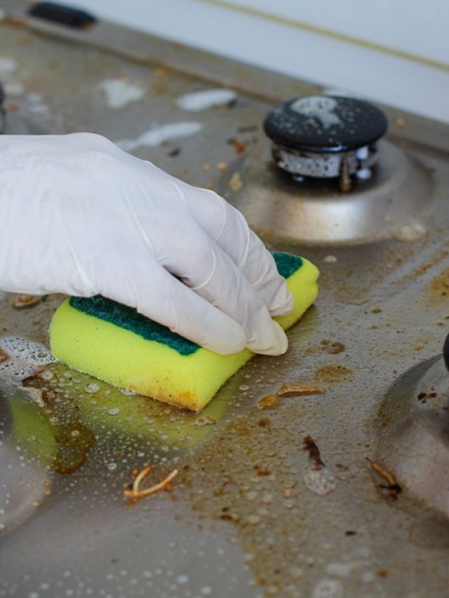 खाना गिरने से काला हो गया गैस चूल्हा, ऐसे 1 बार में ही जिद्दी दाग होंगे गायब