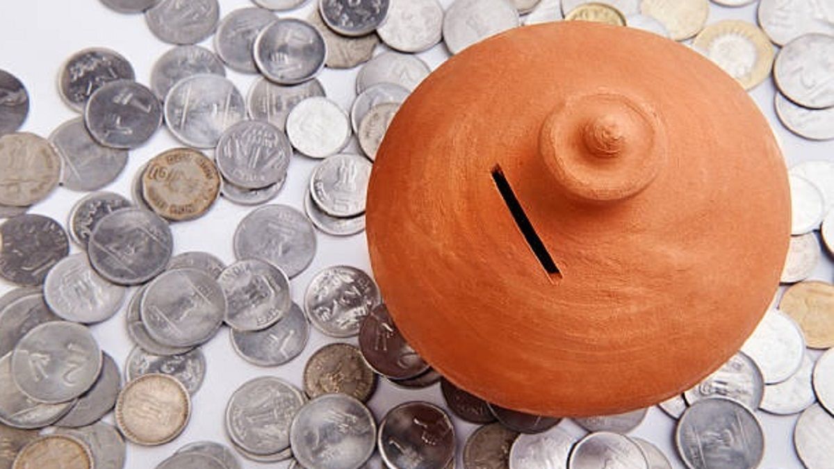 घर के इस कोने में रखें पैसा जोड़ने वाली गुल्लक, बढ़ जाएगी दौलत Vastu
