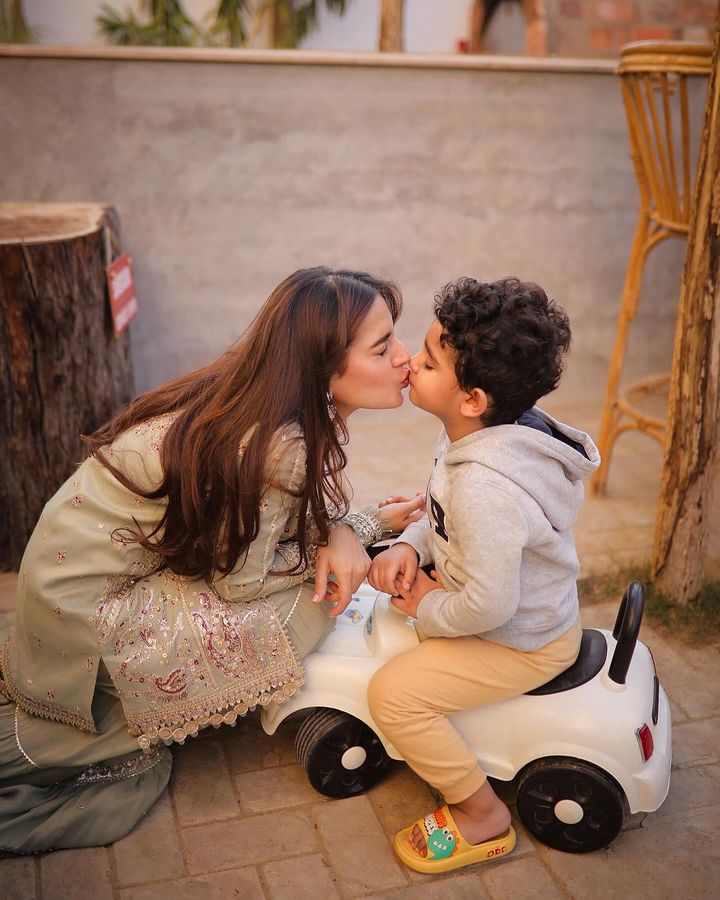 3 साल के बेटे के साथ PAK एक्ट्रेस की वो तस्वीर, जिसपर मच गया बवाल - 26 year old pakistani actress iqra aziz trolled for kissing 3 years old son on valentines