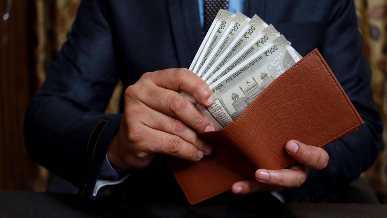 पर्स में भूलकर भी न रखें ये 4 चीजें, होने लगेगी धन की बर्बादी - Vastu tips do not keep these four things in your wallet bring proverty tvisu