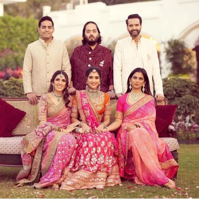 ननद ईशा अंबानी और श्लोका भाभी ने राधिका पर लुटाया प्यार, तीनों ने पहनी गुलाबी ड्रेस - Anant ambani radhika merchant pre wedding ceremony reliance dinner party radhika merchant bond with ...