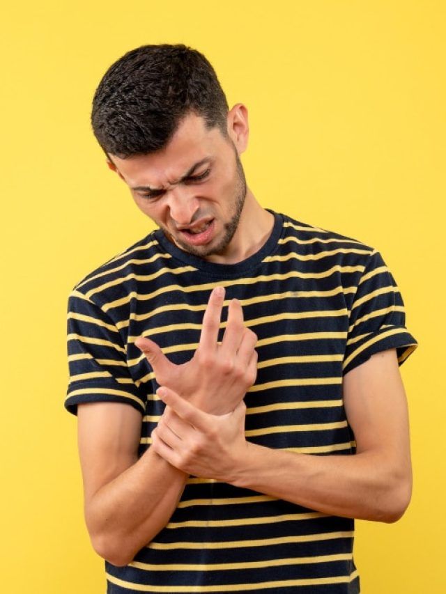 उंगलियां चटकाने का मजा सजा न बन जाए, इस खतरनाक बीमारी के हो सकते हैं शिकार