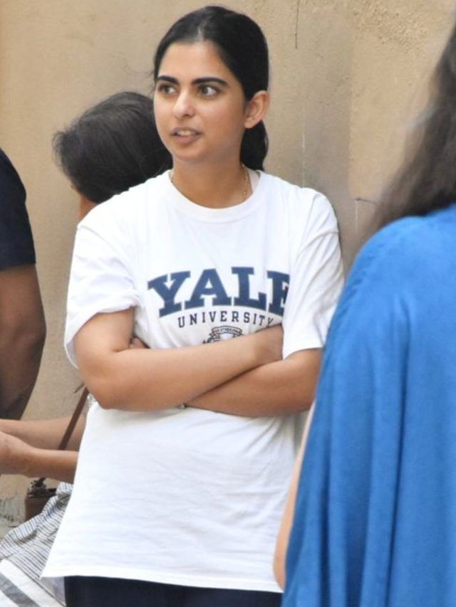 स्कूल की दीवार से लग जुड़वां बच्चों का इंतजार करती दिखीं ईशा अंबानी, पहनी इतनी सिंपल टी शर्ट