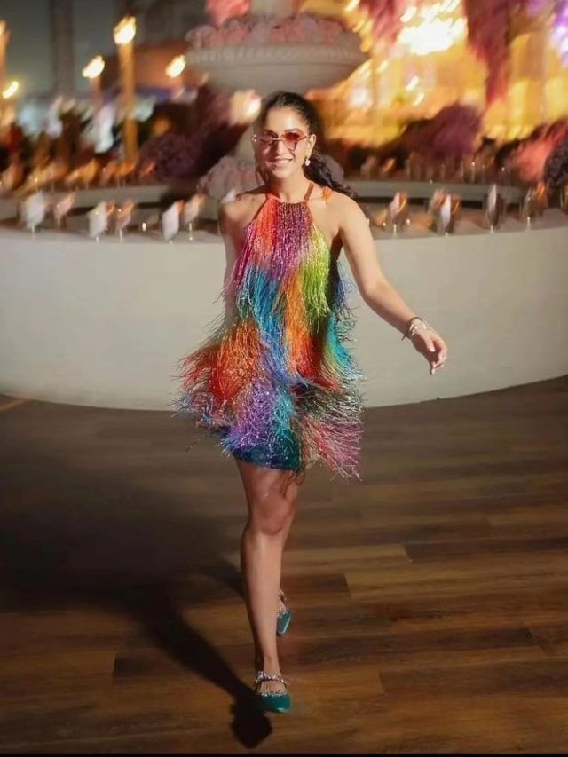 अंबानी की पार्टी में होने वाली बहू राधिका का स्टाइलिश अवतार, चश्मे में दिखीं बेहद कूल