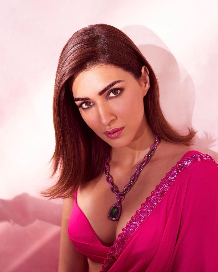 कंगना रनौत के बाद राजनीति में कदम रखेंगी कृति सेनन? बोलीं- अगर किसी दिन... - Will kriti sanon join politics atfer kangana ranaut and govinda film crew actress reacts tmovh