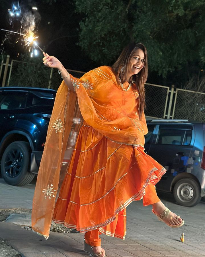dipika kakar dress design Who buys this for 8000, when similar patterns are available for 2k 3k on mantra. And it's not like it has been designed properly. The pieces look very cheap(In frame: Dipika Kakar