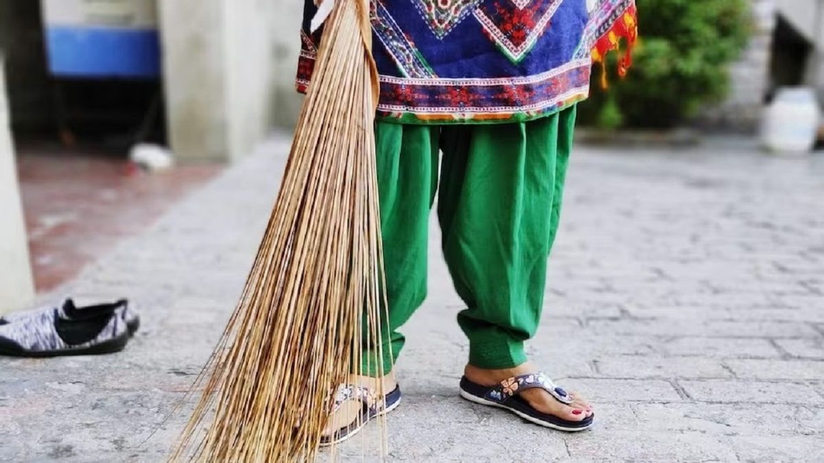 भूलकर भी इस कोने में न रखें झाड़ू, घर से चली जाएगी खुशहाली Vastu
