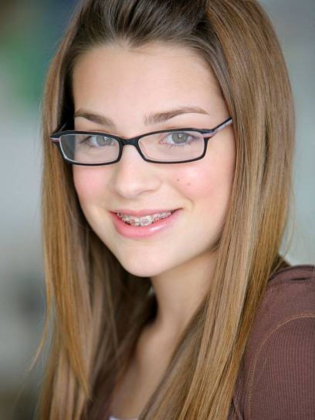 চশমার কাচে দাগ-ছোপ? এভাবে পরিষ্কার করলে সব উঠে যাবে