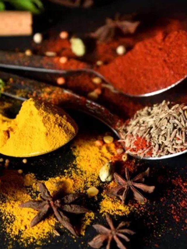 कहीं मसाले के नाम पर फूड कलर या रेत तो नहीं खा रहे हैं आप? ऐसे पहचानें