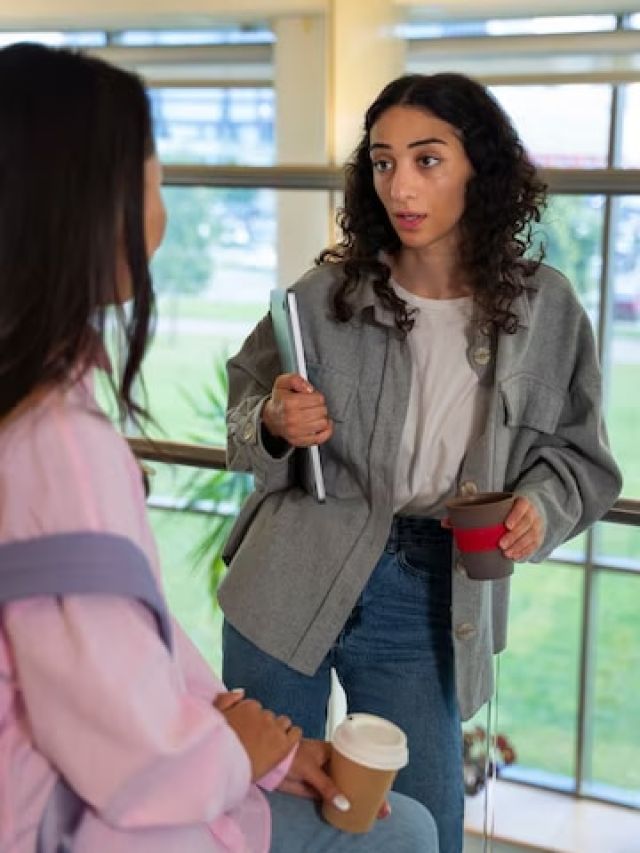 ओवर शेयरिंग की आदत खराब कर सकती है आपकी मेंटल हेल्थ, ऐसे करें कंट्रोल