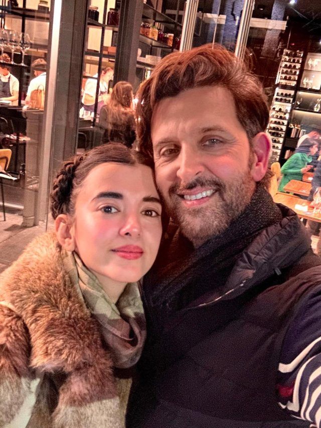 गर्लफ्रेंड सबा की तरक्की देखकर खुश हुए ऋतिक, सरेआम लुटाया प्यार, बोले- गर्व है