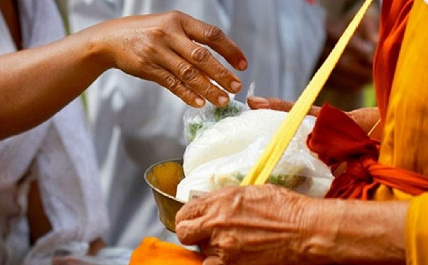 सूर्यास्त के बाद भूलकर भी दान न करें ये 5 चीजें, रुक जाएग तरक्की, होगी धन हानि - Vastu tips in hindi never donate these five things after sunset to avoid money