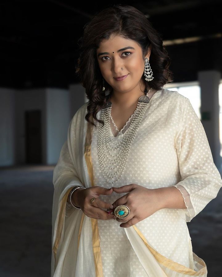 Nidhi Bisht education