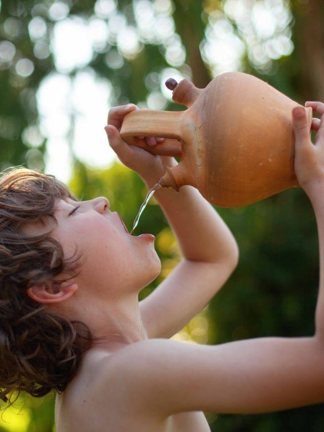 गर्मियों में मटके का पानी पीने के होते हैं ये इतने फायदे, आप भी शुरू कर दें पीना
