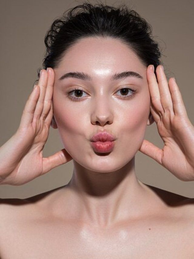 उम्र से छोटा दिखने के लिए रोज खाएं ये 5 चीजें, बुढ़ापे के निशान रहेंगे दूर