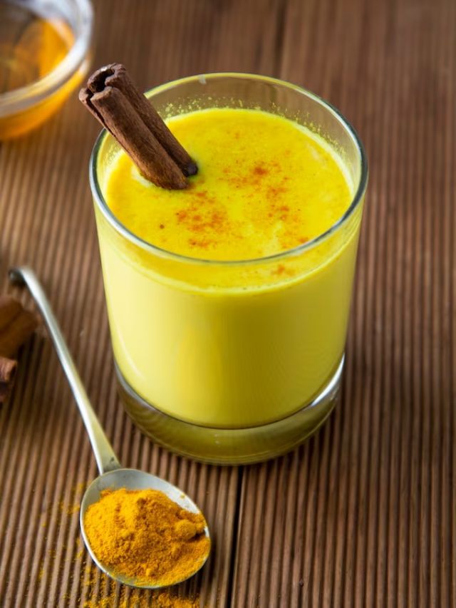 हल्दी-दूध या हल्दी-पानी, जानें गर्मी में कौन सा ड्रिंक पीना ज्यादा फायदेमंद