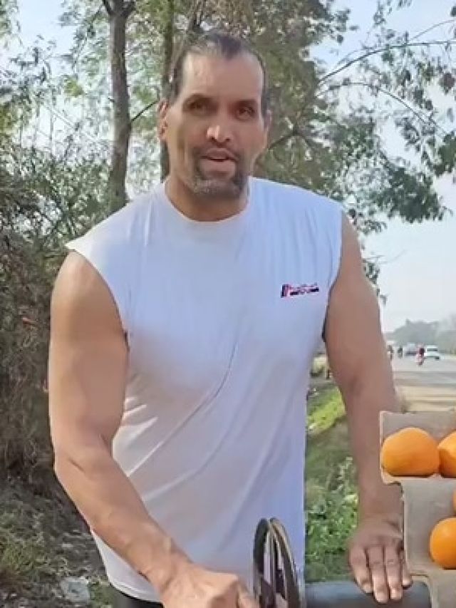 Video: द ग्रेट खली ने सड़क किनारे बनाया इस चमत्कारी फल का जूस, चौंका देंगे 5 फायदे