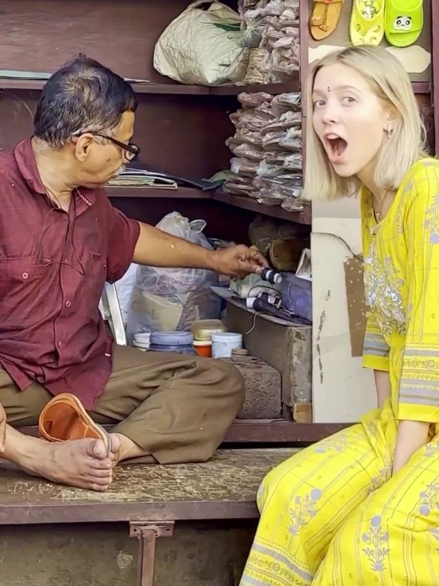 टूटी चप्पल जुड़वाने पहुंची रशियन लड़की, शख्स ने बोली फर्राटेदार इंग्लिश- VIDEO