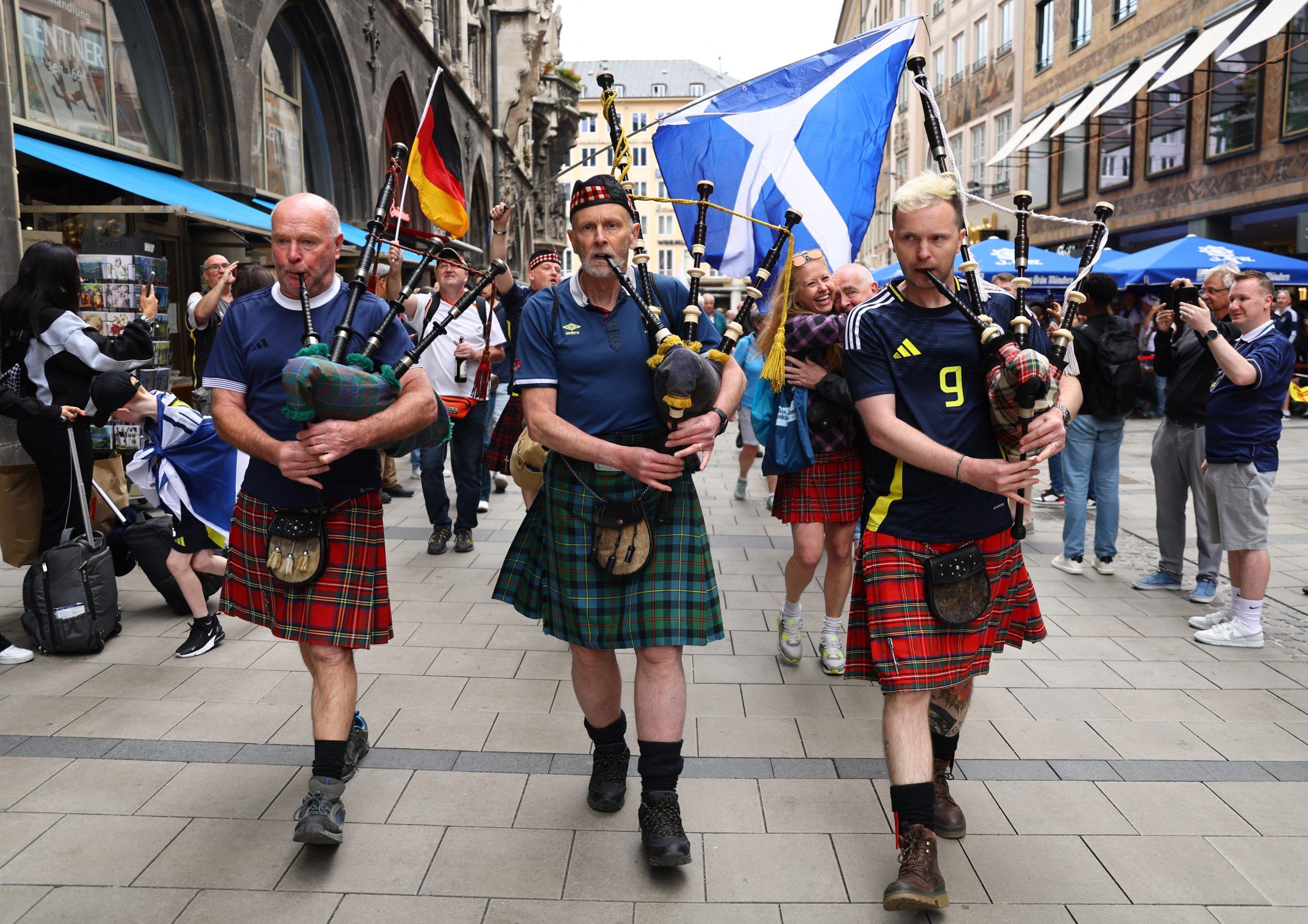 thumbnail image 2 of Scotsman Lift Me Up Costume – Novelty Scottish Fancy Dress For Adults, Euro 2024 Ready 2 of 4