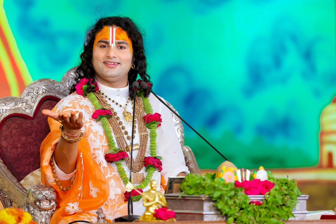 बिस्किट को 'विष-किट' बताने वाले महाराज को अमेरिका से मिली है डिग्री, जानें कहां तक की है पढ़ाई - Aniruddhacharya maharaj who famous for saying biscuits as vish ki kit educationl ...