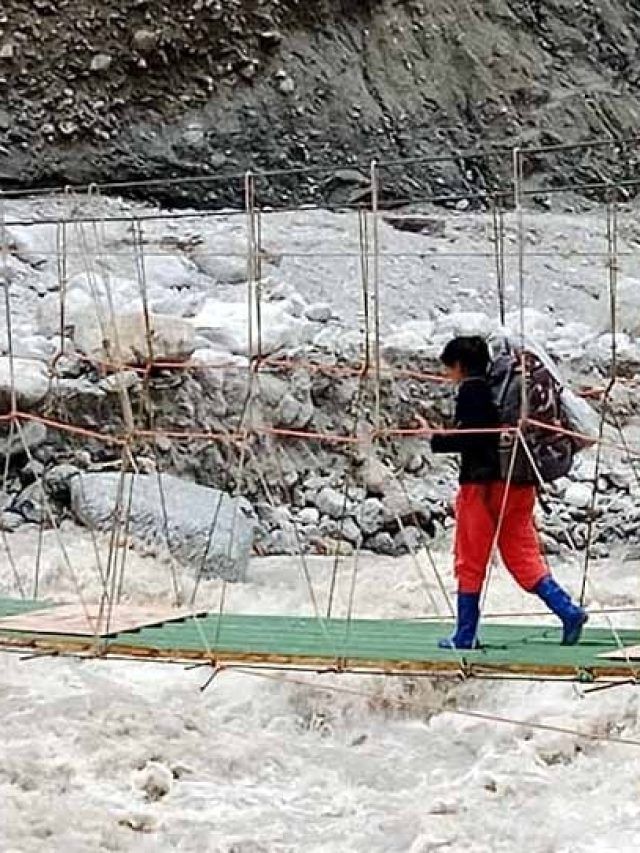 मौत की नदी के ऊपर जवानों ने बनाया 150 फीट लंबा ब्रिज, देखें धड़कने बढ़ा देने वाला Video