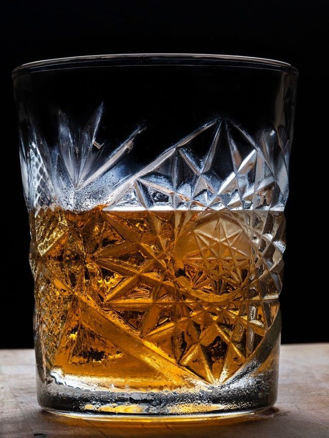 क्यों व्हिस्की में मिनरल वाटर मिलाकर नहीं पीना चाहिए? जानें सेहत के लिए कितना बुरा