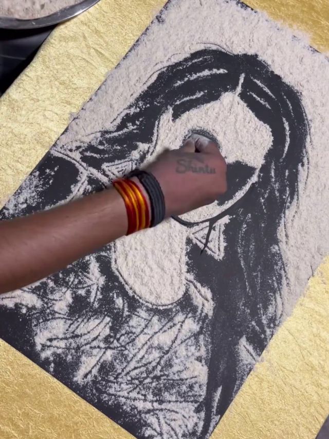 आटा छाना और बना दी तस्वीर, आर्टिस्ट का 'जादू' देख लोगों ने की तारीफ- VIDEO