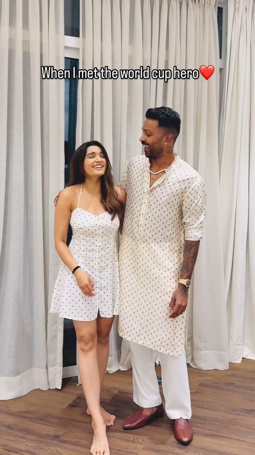 तलाक की खबरों के बीच पंड्या के साथ दिखी ये मिस्ट्री गर्ल... देखें VIDEO -  Hardik pandya with mystery girl prachi solanki amid natasa stankovic  divorce rumours video photo viral tspo