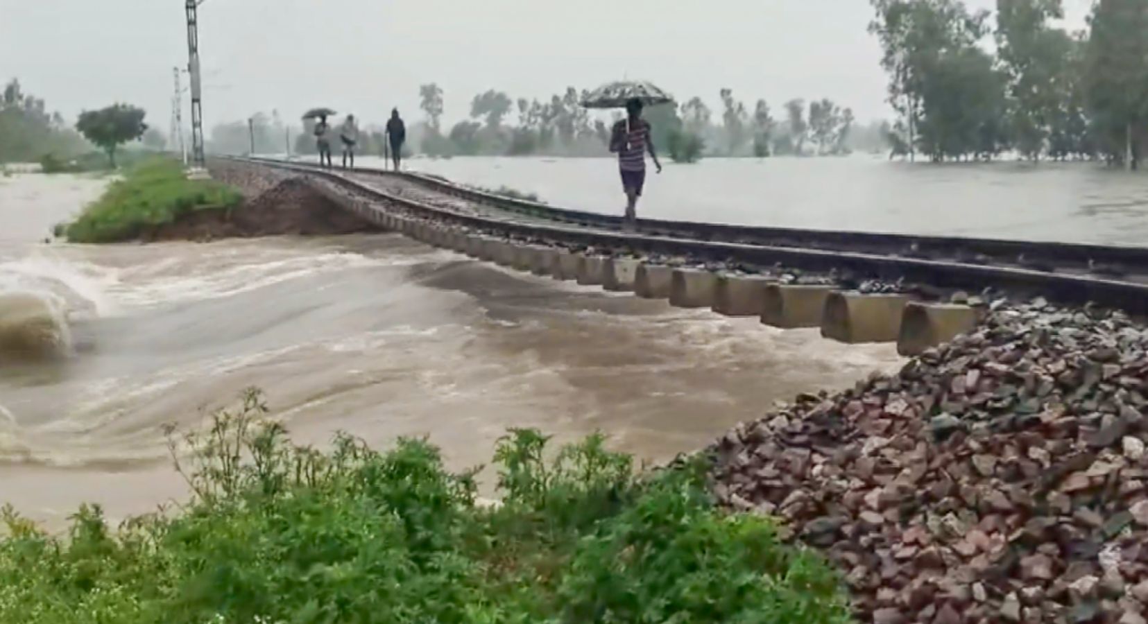 पीलीभीत में बारिश का कहर, पानी में बह गई रेलवे ट्रैक की पुलिया, देखें भयावह Video - Railway track washed away as incessant rains in pilibhit video up weather ahlbsv
