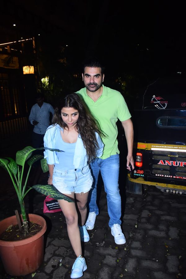 दूसरी शादी के बाद पापा बनेंगे 56 साल के अरबाज? पत्नी संग पहुंचे हॉस्पिटल, पैप्स बोले- खुशखबरी... - 56 years old arbaaz khan spotted outside maternity hospital with newlywife sshura ...