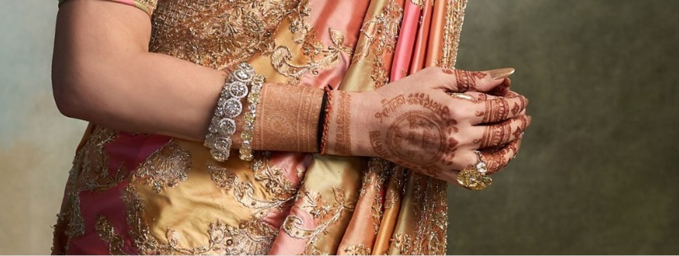 बेटे की शादी में नीता अंबानी ने रचाई मेहंदी, लिखवाया 1 नहीं 8 लोगों का नाम - Nita ambani written children anant akash isha ambani and shloka mehta name on mehndi at